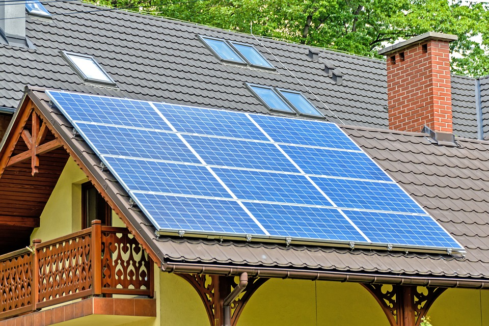 Solarenergie-Solarpannel auf dem Dach