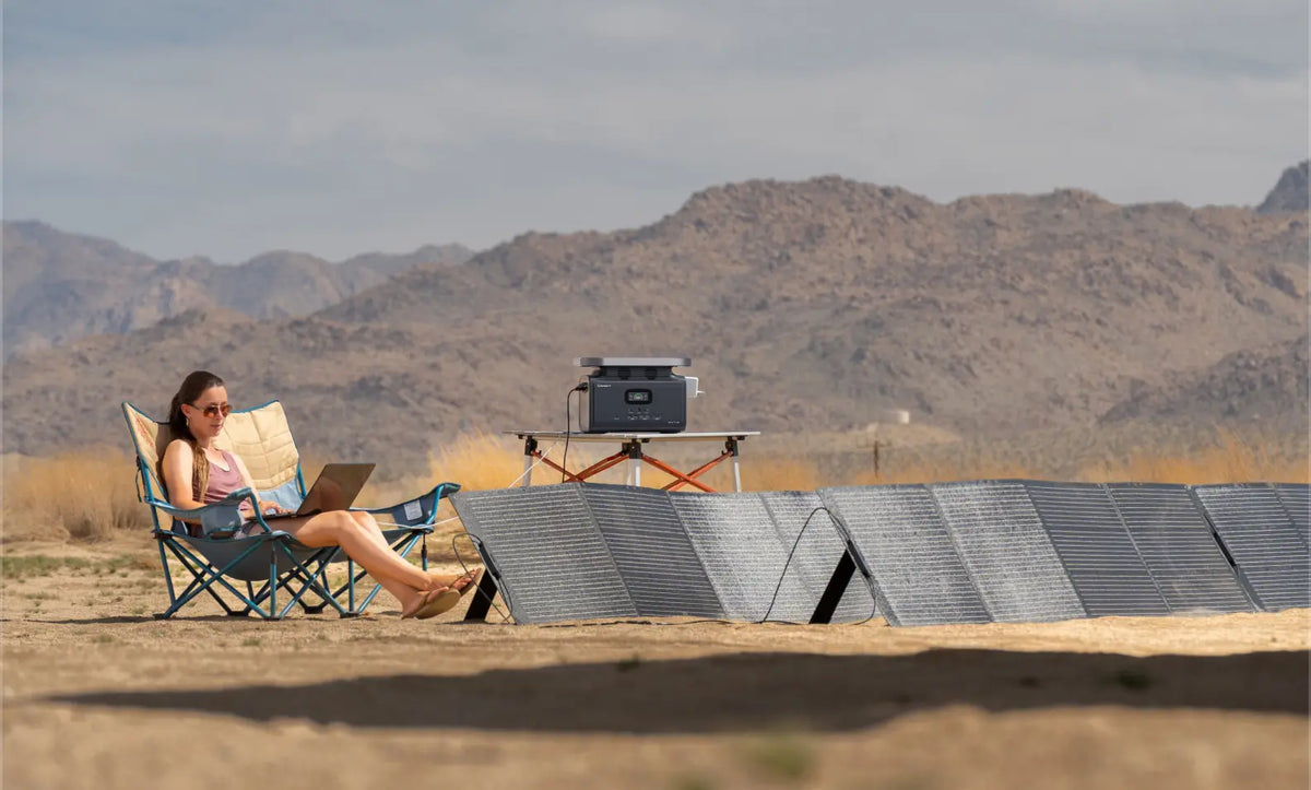 Eine Frau mit Growatt Tragbarem Solargenerator in Outdoor