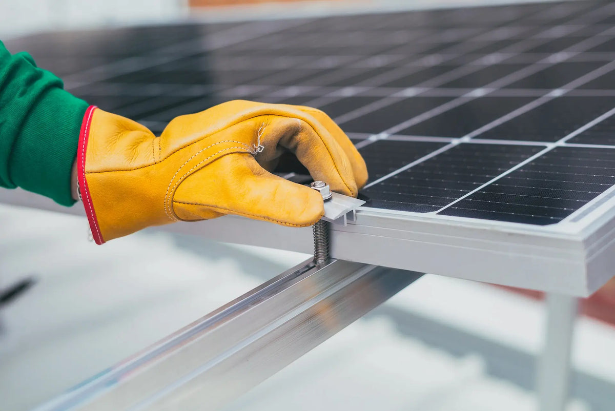Solarpanel auf der Halterung befestigen