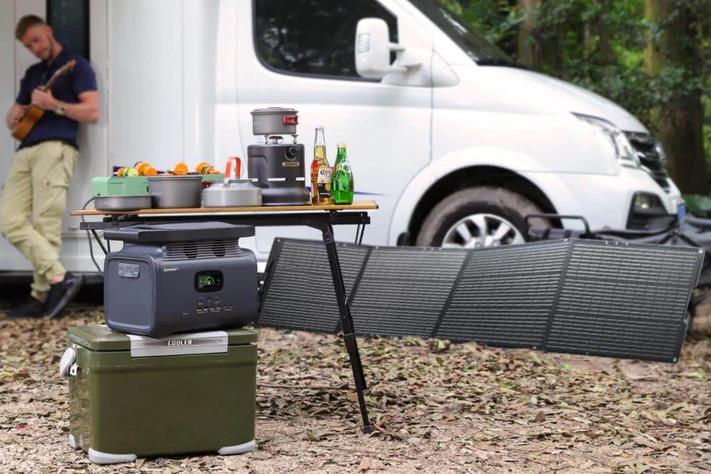 Camping mit Powerstation mit Solarpanel