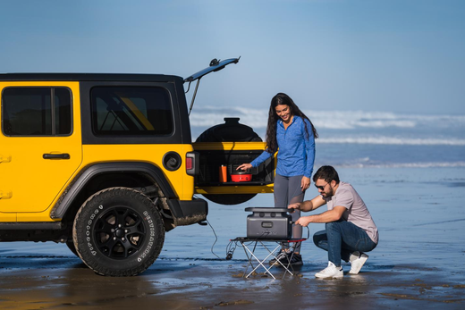 Camping sam Strand mit Solargenerator