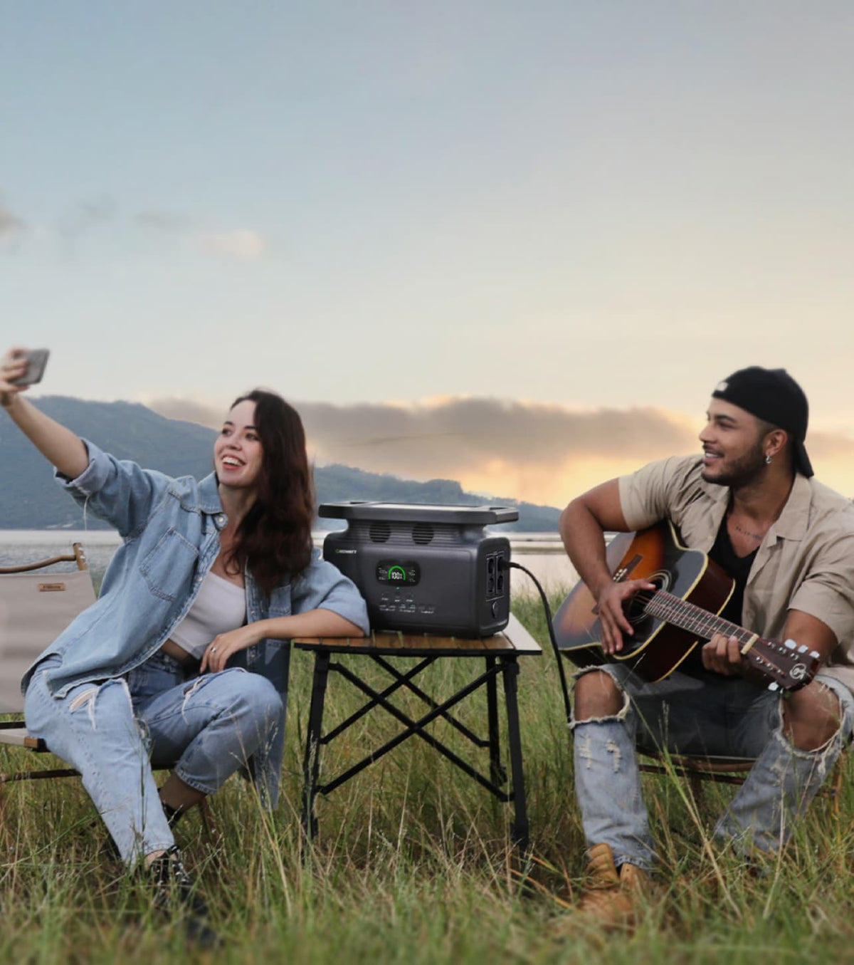 Schließe deine E-Gitarre an die Infinity 1500 Powerstation an und genieße Musik in der freien Natur.
