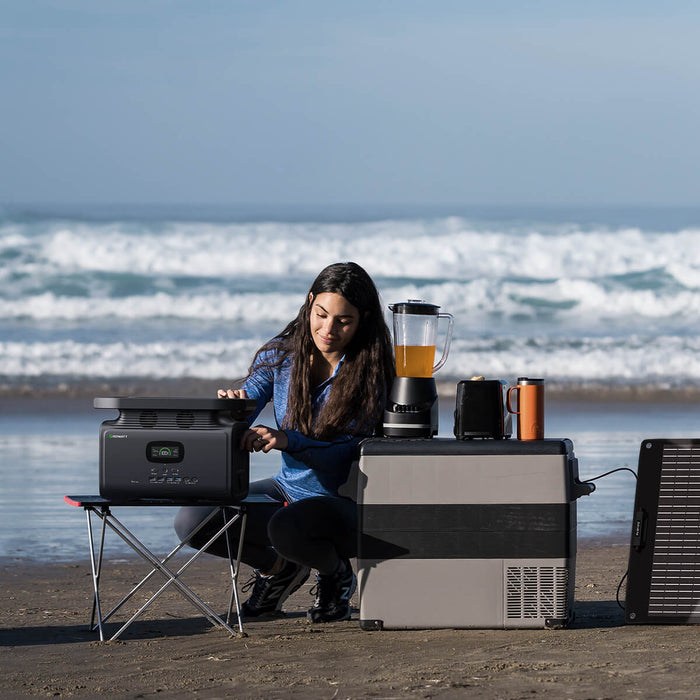 Growatt Solargenerator versorgt die Saftpresse und das Toasters für das Frühstück am Strand.