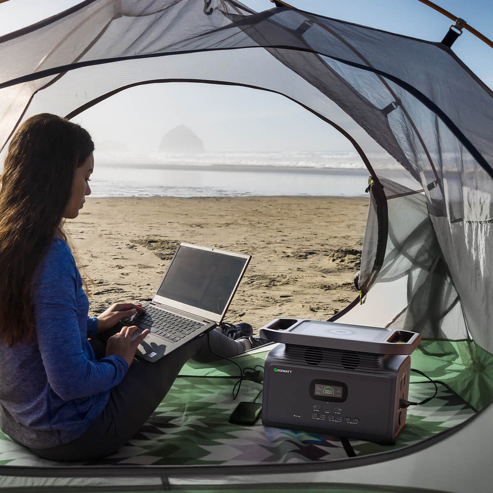 Growatt tragbare Powerstation versorgt deinen Laptop und Handy in Urlaub.